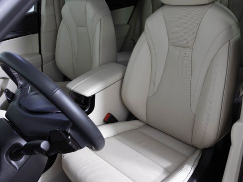 Used 2022 Buick Envision Essence w/ Safety Package image 19