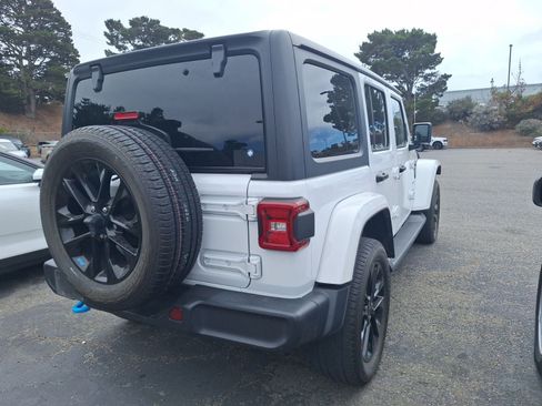Used 2022 Jeep Wrangler Unlimited Sahara AWD/4WD image 8