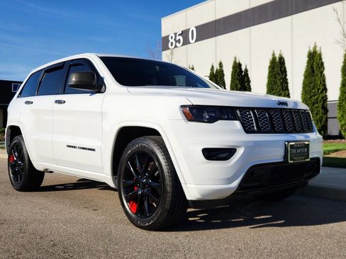 Used 2018 Jeep Grand Cherokee Altitude image 22