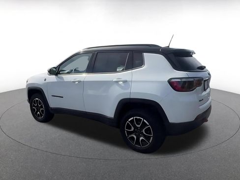Used 2025 Jeep Compass Trailhawk AWD/4WD image 10