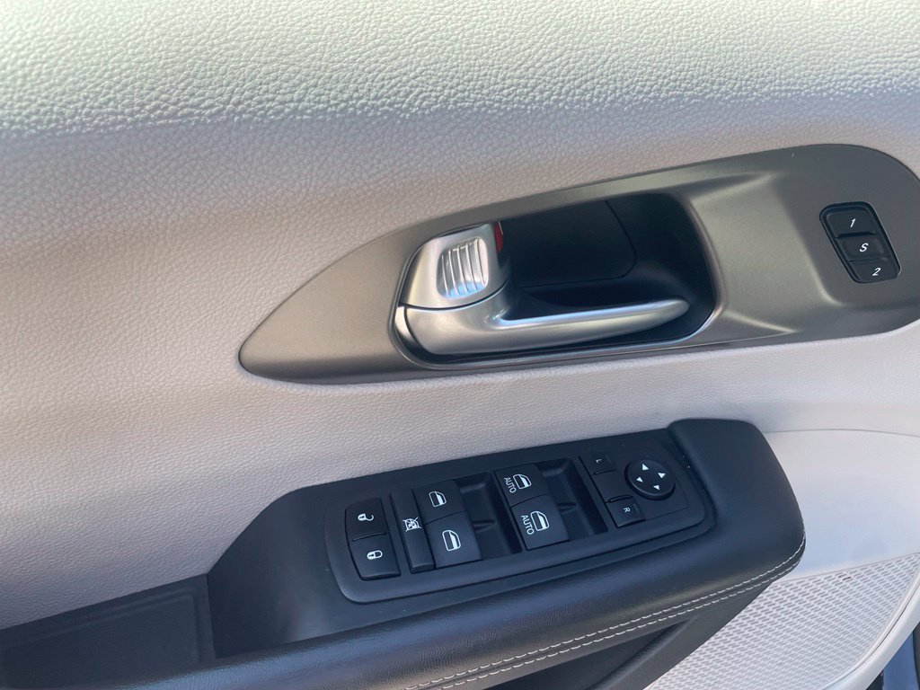 Used 2024 Chrysler Pacifica Touring-L FWD image 16