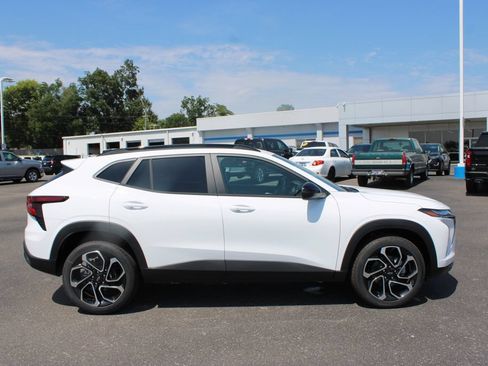 New 2026 Chevrolet Trax RS w/ Sunroof Package FWD image 11