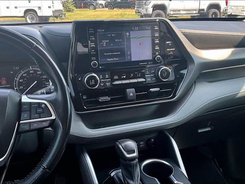 Used 2022 Toyota Highlander XLE AWD/4WD image 6