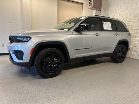Used 2023 Jeep Grand Cherokee Altitude AWD/4WD image 14