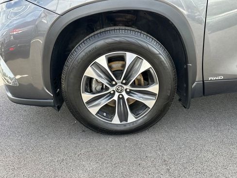 Used 2022 Toyota Highlander XLE image 12