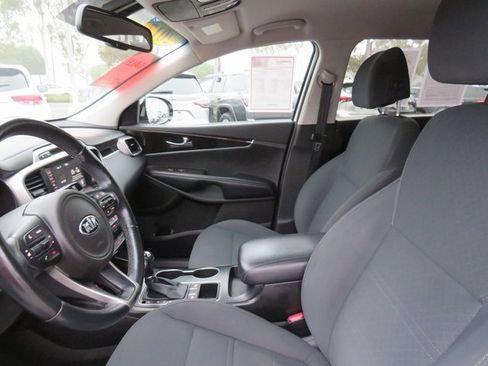Used 2017 Kia Sorento LX w/ LX Convenience Package image 15