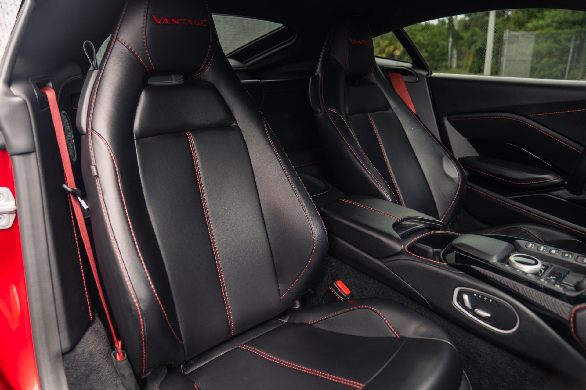 Used 2019 Aston Martin V8 Vantage Coupe RWD image 35