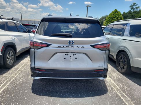 Used 2023 Toyota Sienna XSE FWD image 6