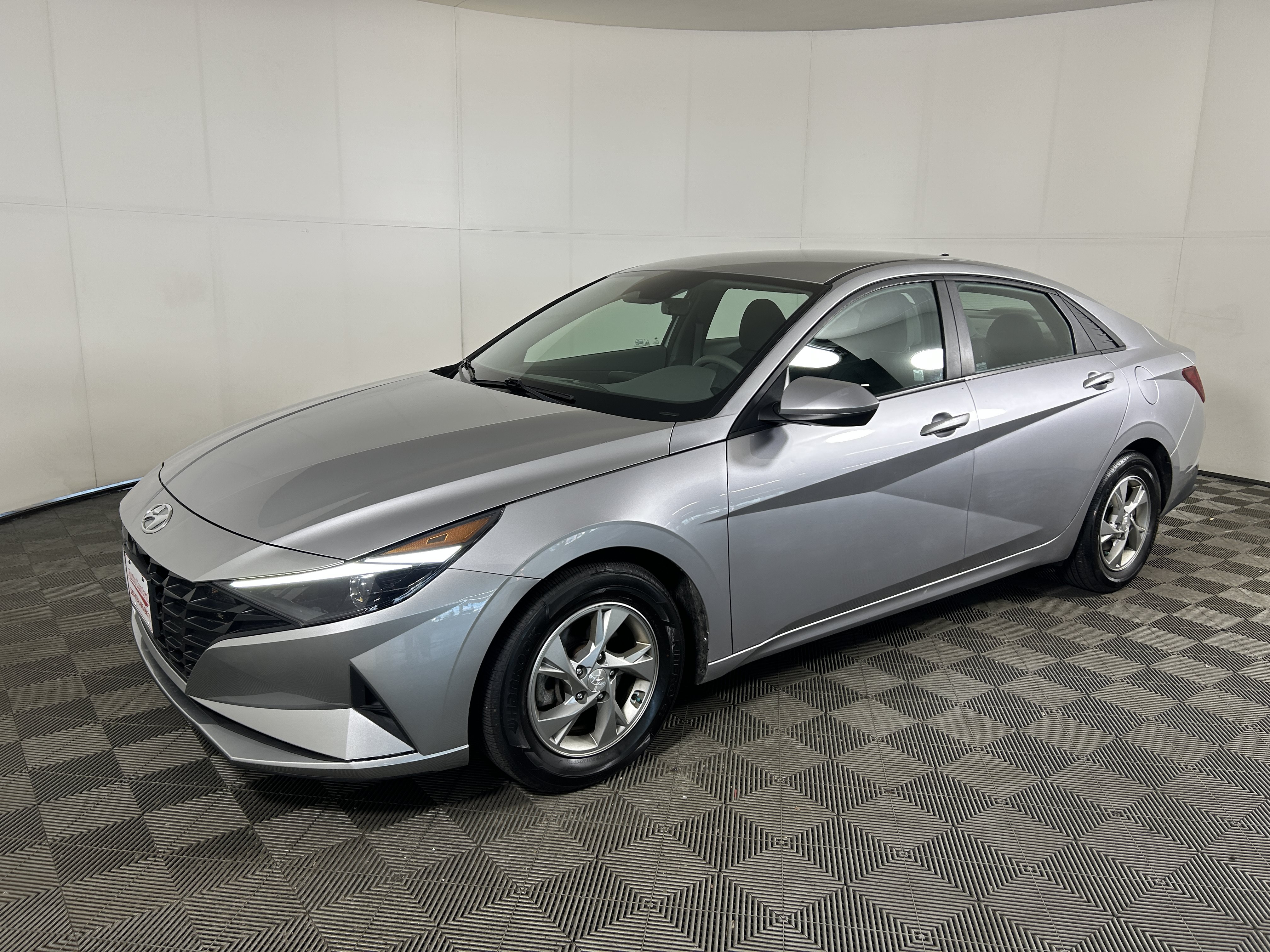 Used 2021 Hyundai Elantra SE FWD image 1