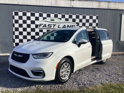 Used 2023 Chrysler Pacifica Touring-L FWD image 16
