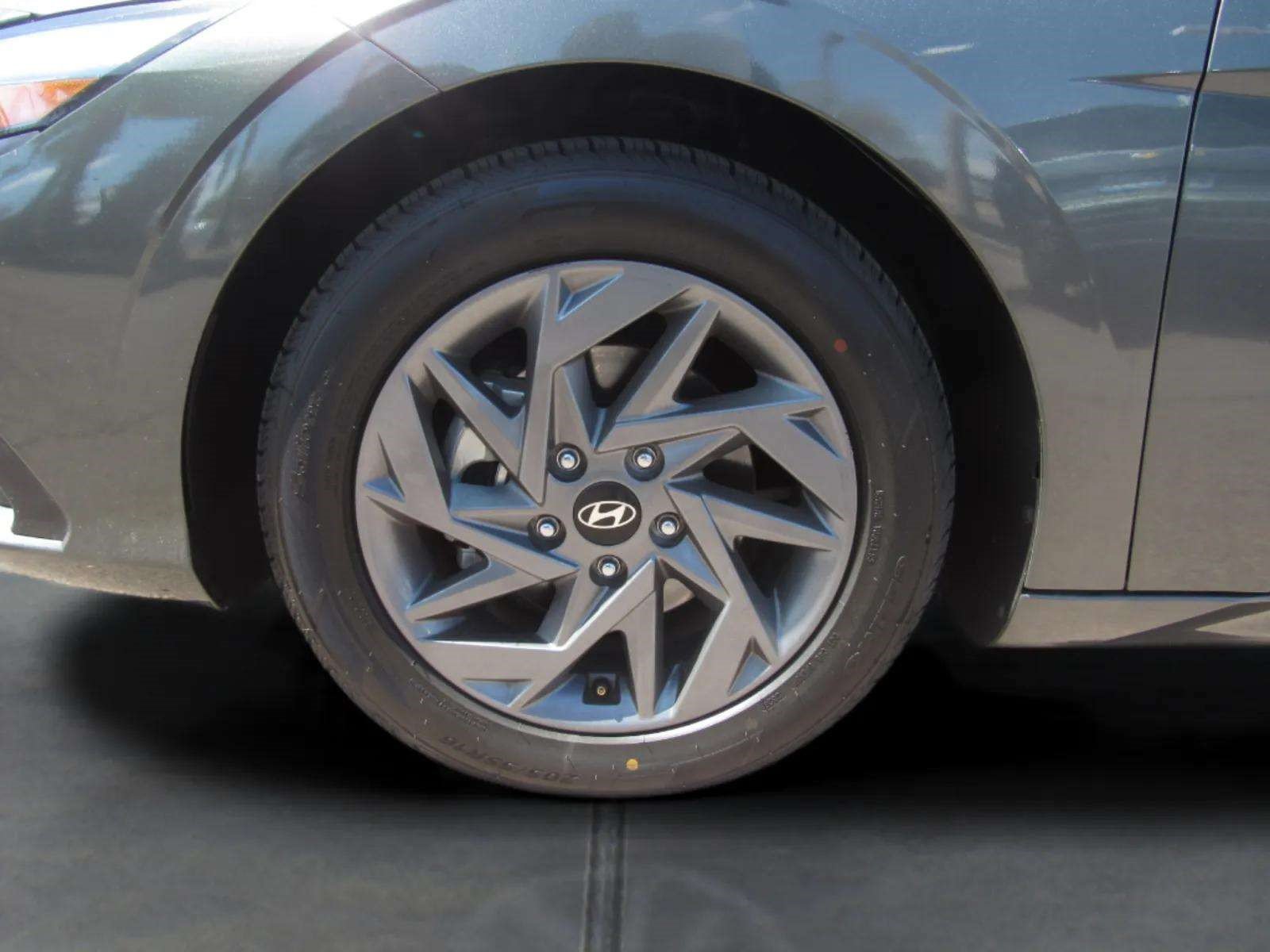 Used 2024 Hyundai Elantra SEL FWD image 4
