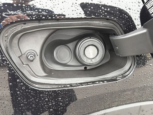 Used 2025 Volvo XC40 B5 Plus image 22