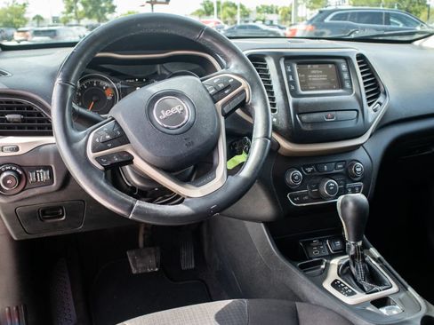 Used 2016 Jeep Cherokee Latitude FWD image 22