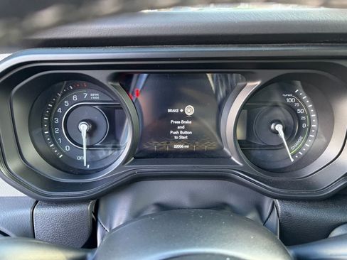 Used 2025 Jeep Wrangler Unlimited Sahara w/ Safety Group AWD/4WD image 8
