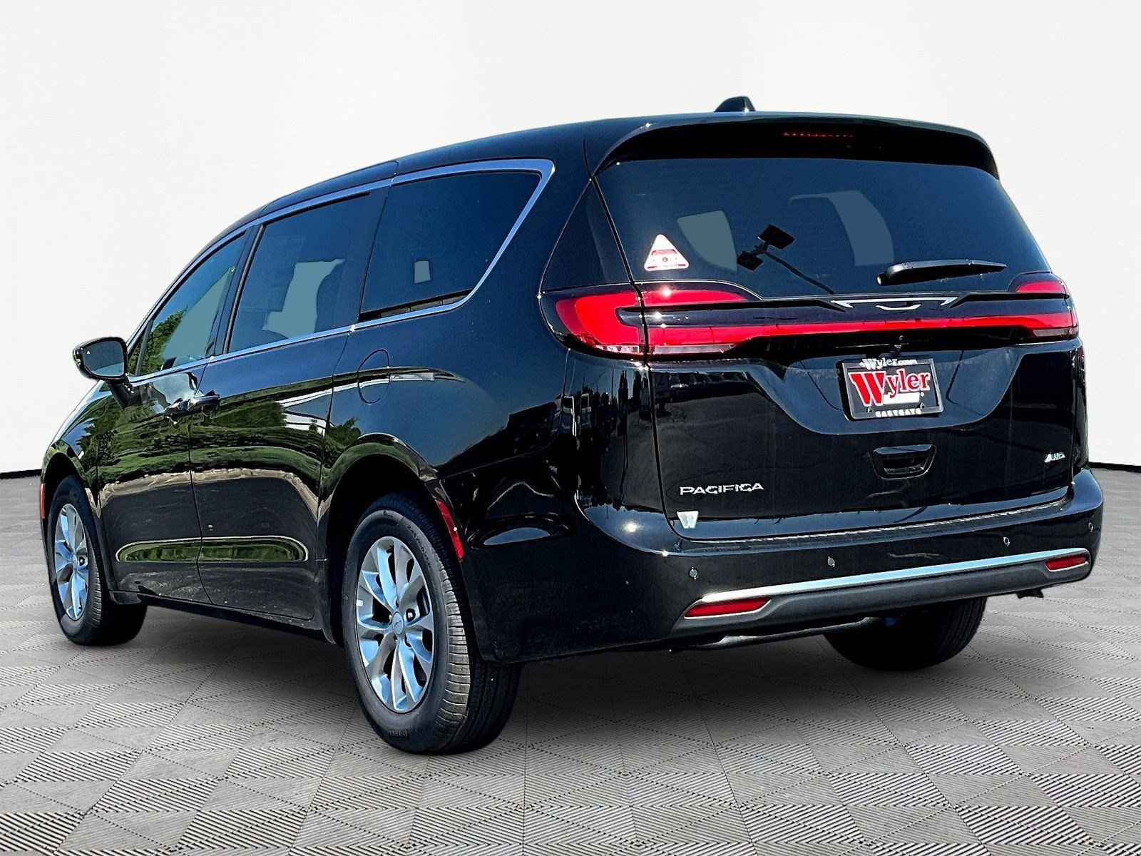 New 2027 Chrysler Pacifica Select AWD/4WD image 4