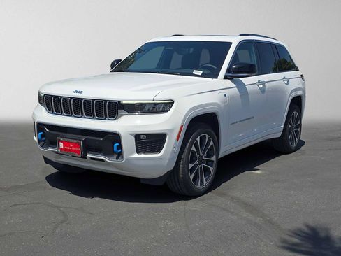 Used 2023 Jeep Grand Cherokee Overland w/ Luxury Tech Group IV AWD/4WD image 7