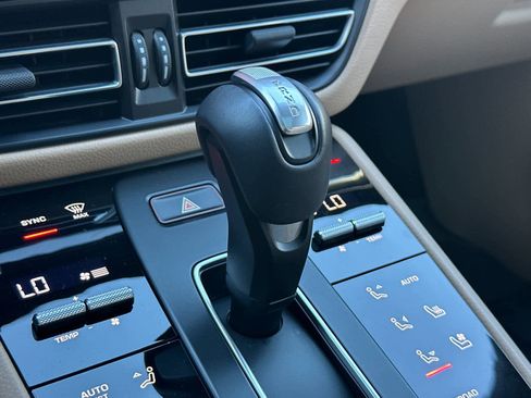 Certified 2025 Porsche Macan image 24