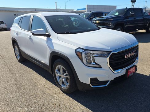 Used 2023 GMC Terrain SLE image 2