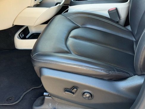 Used 2024 Chrysler Pacifica Touring-L image 17