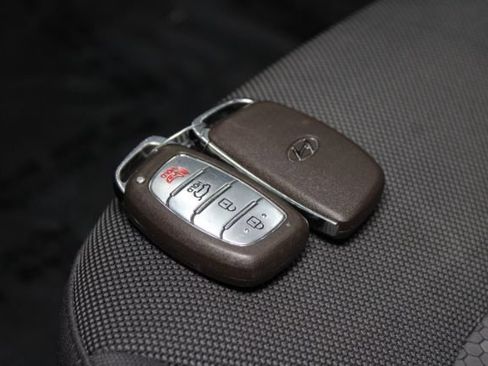 Used 2018 Hyundai Ioniq Plug-In Hybrid FWD image 15
