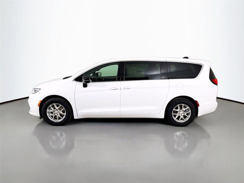 New 2026 Chrysler Pacifica Select image 4