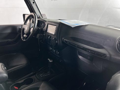 Used 2017 Jeep Wrangler Sahara image 25