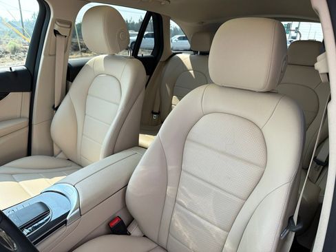 Used 2021 Mercedes-Benz GLC 300 4MATIC image 19