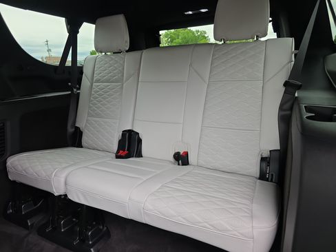 Used 2026 Cadillac Escalade ESV V AWD/4WD image 12