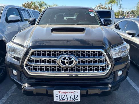 Used 2017 Toyota Tacoma TRD Sport w/ Tow Package RWD image 2