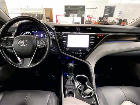 Used 2019 Toyota Camry XLE FWD image 16