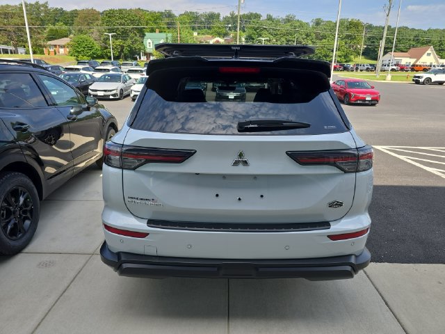 Used 2025 Mitsubishi Outlander AWD image 4