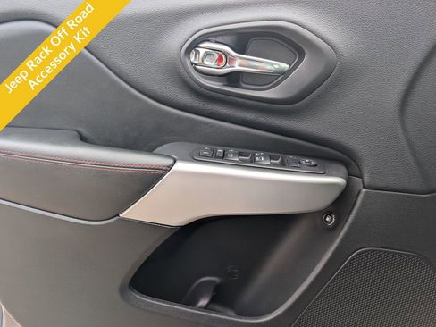 Used 2018 Jeep Cherokee Trailhawk w/ Cold Weather Group image 17