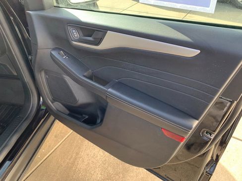 Used 2022 Ford Escape SE w/ SE Sport Appearance Package image 13