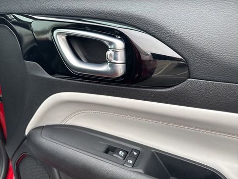 Used 2025 Jeep Compass Limited image 21