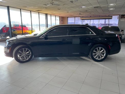 Used 2018 Chrysler 300 Touring image 4