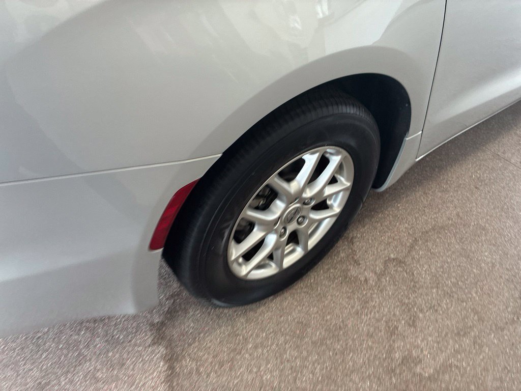 Certified 2024 Chrysler Pacifica Touring-L FWD image 33