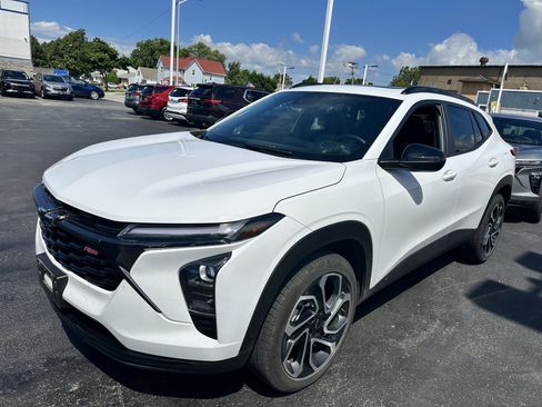 Certified 2024 Chevrolet Trax RS w/ Sunroof Package FWD image 3