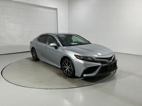 Used 2022 Toyota Camry SE AWD/4WD image 2