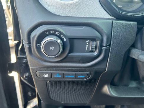 Used 2025 Jeep Wrangler Unlimited Sahara AWD/4WD image 6