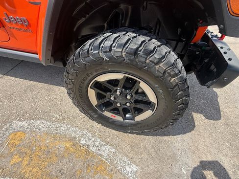 Used 2018 Jeep Wrangler Unlimited Rubicon w/ Dual Top Group AWD/4WD image 14