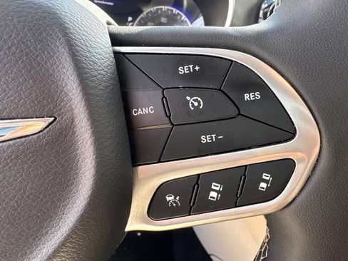Used 2024 Chrysler Pacifica Touring-L FWD image 21