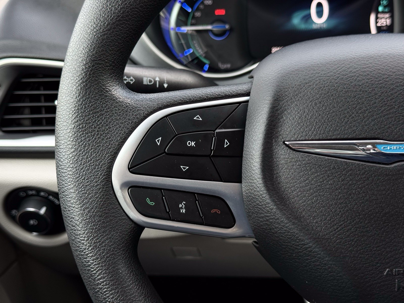 Used 2018 Chrysler Pacifica Touring Plus FWD image 31
