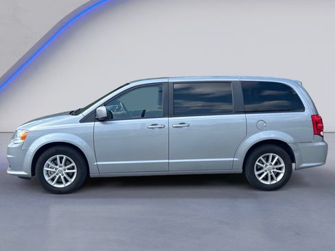 Used 2020 Dodge Grand Caravan SE FWD image 3