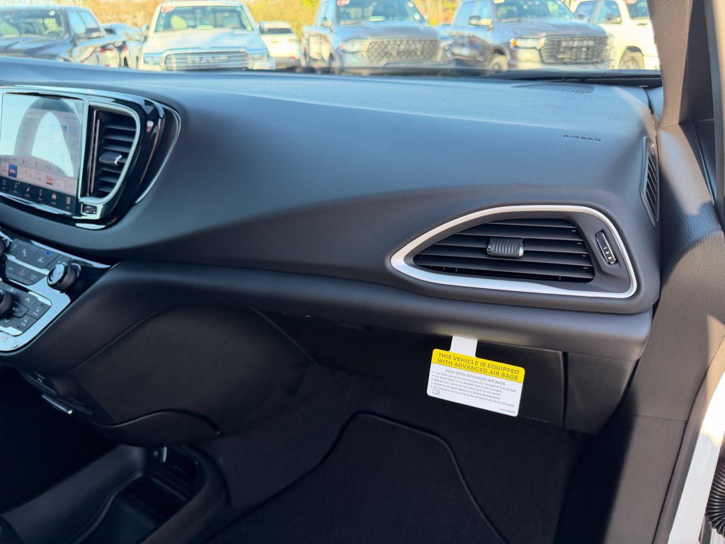 Used 2026 Chrysler Voyager LX FWD image 32