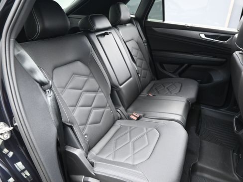 Used 2024 Volkswagen Atlas Cross Sport SE image 14