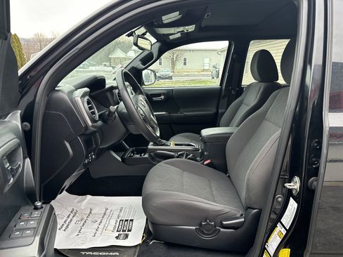 Used 2017 Toyota Tacoma TRD Off-Road image 12