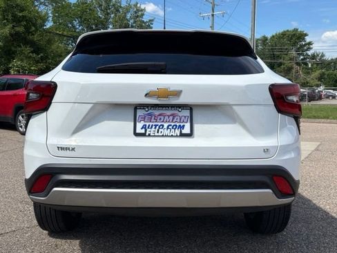 Used 2025 Chevrolet Trax LT w/ LT Convenience Package FWD image 4