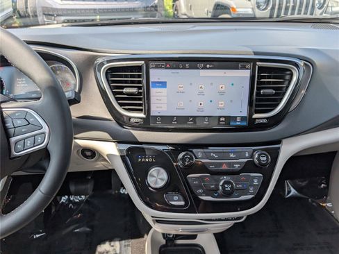 Used 2023 Chrysler Pacifica Touring-L FWD image 19