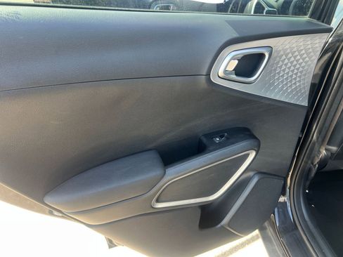 Used 2025 Kia Soul LX w/ LX Technology Package FWD image 23