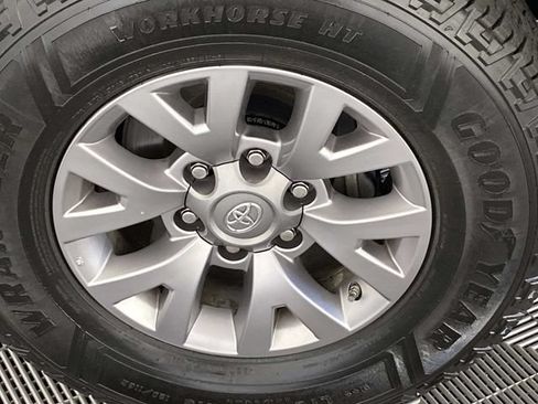 Used 2018 Toyota Tacoma SR5 AWD/4WD image 26